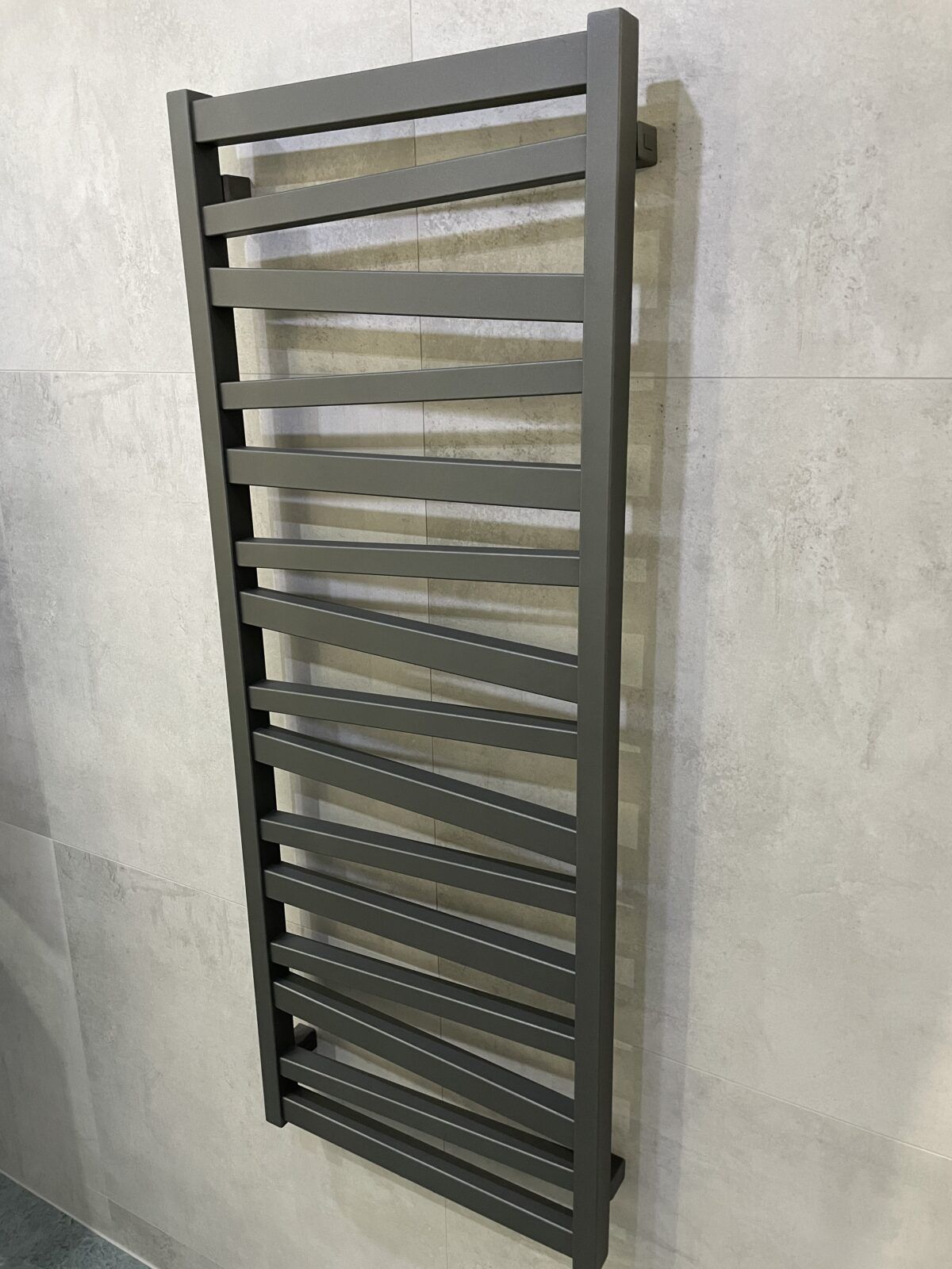 Koupelnový radiátor Italic 131 šedá metalíza